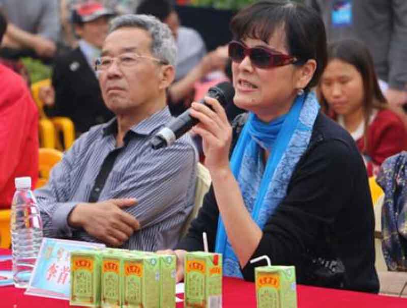 圖：嘉賓評委李首明教授對選手表演進行點評